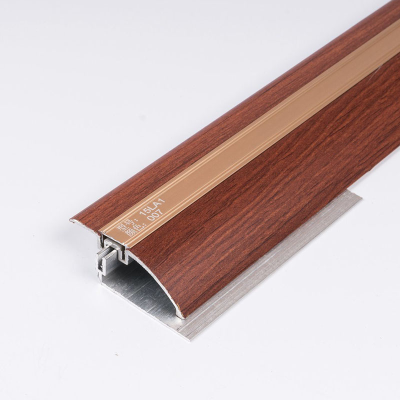 Faixa de transi&ccedil;&atilde;o de azulejo e carpete