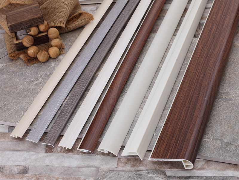 Tiras de borda de piso de madeira em forma de T com gr&atilde;os de madeira