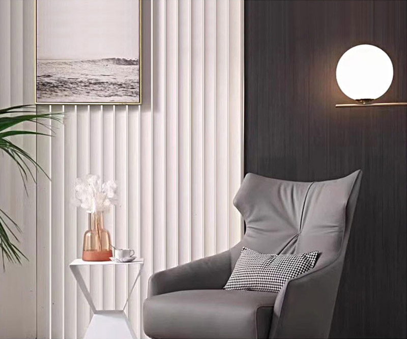 Pain&eacute;is de parede canelados em PVC com gr&atilde;o de madeira