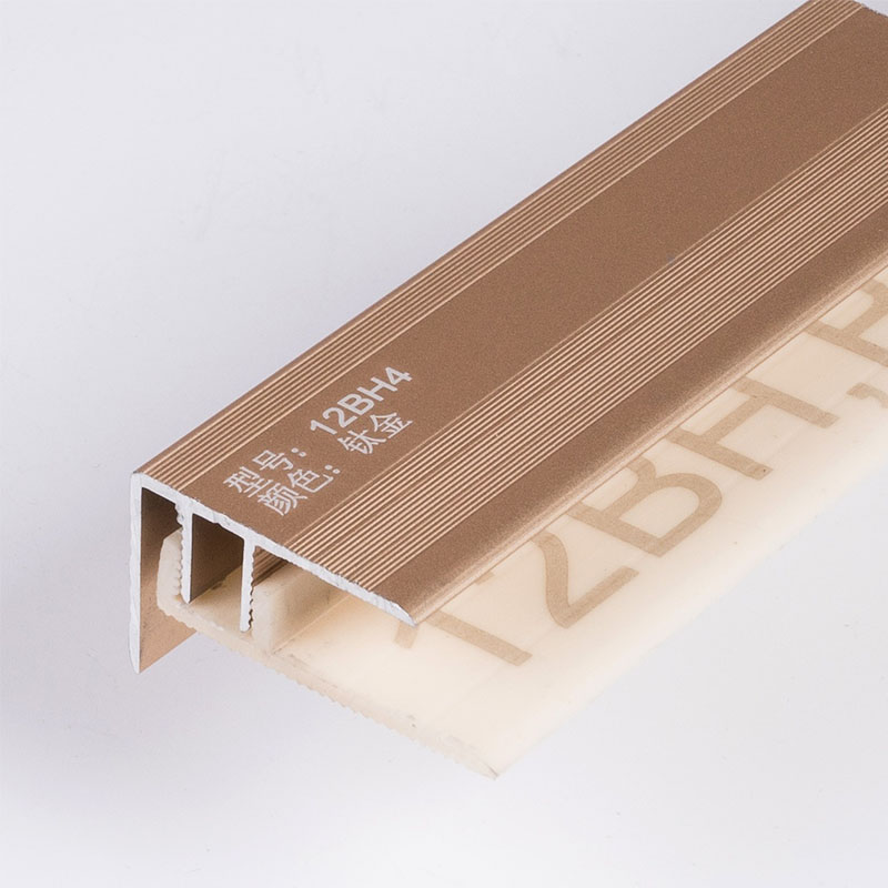 Guarni&ccedil;&atilde;o do nariz da escada em azulejo