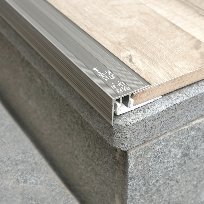 Guarni&ccedil;&atilde;o do nariz da escada em azulejo interno