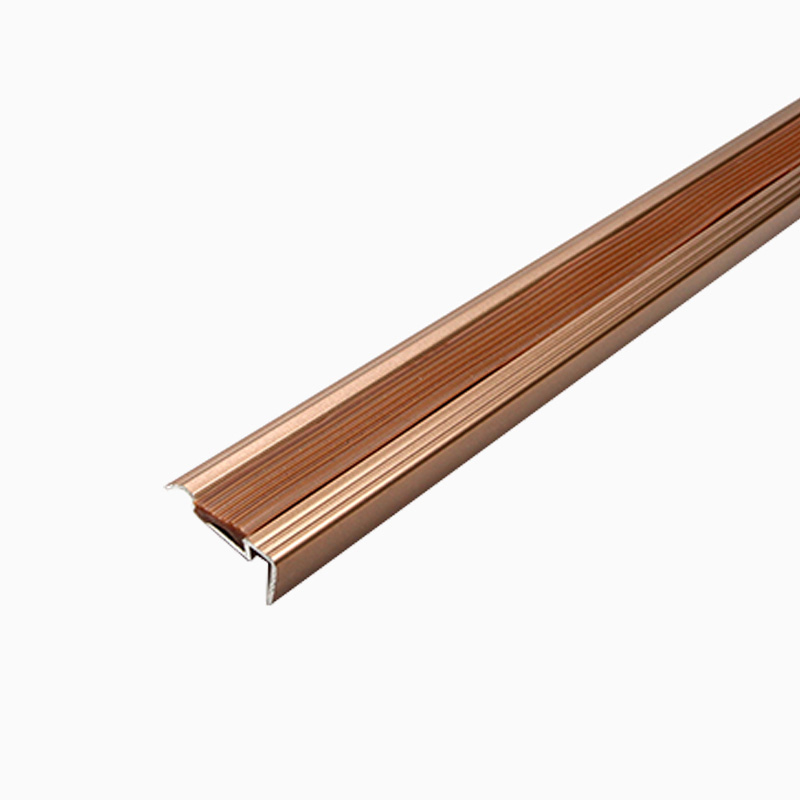 Acabamento da borda da escada em azulejo interno