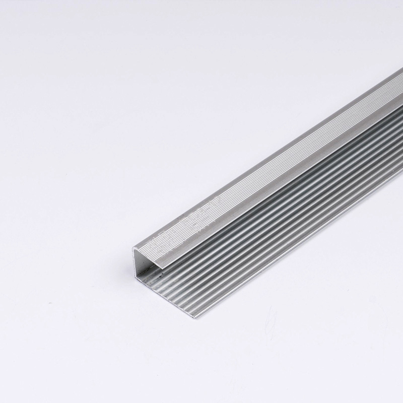 Acabamento de borda de azulejo interno para escadas