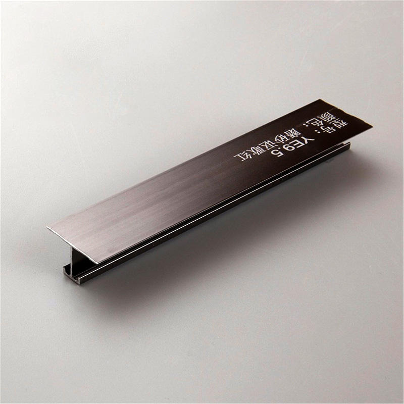 Acabamento de borda de ladrilho preto em forma de T