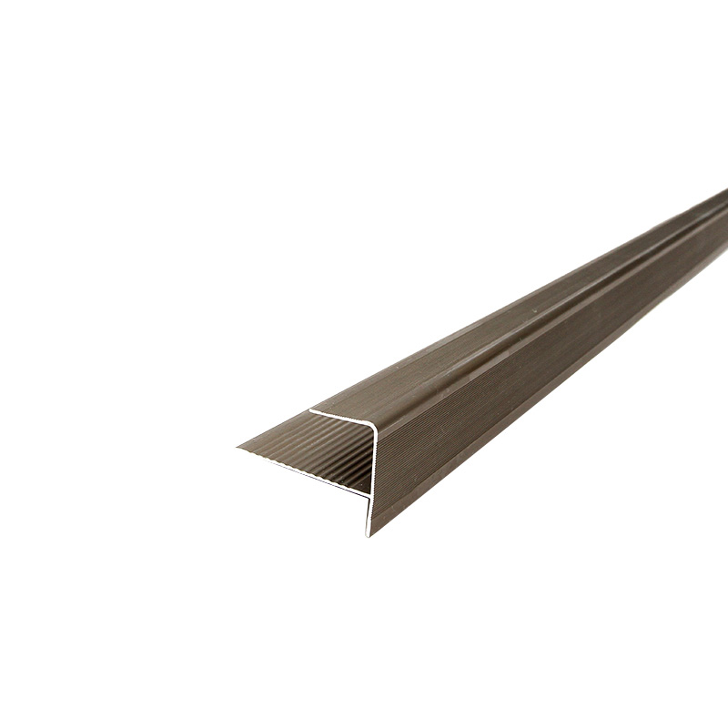 Acabamento interno da borda da escada em forma de F