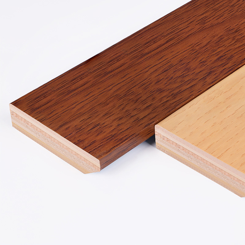 Rodap&eacute; de madeira maci&ccedil;a