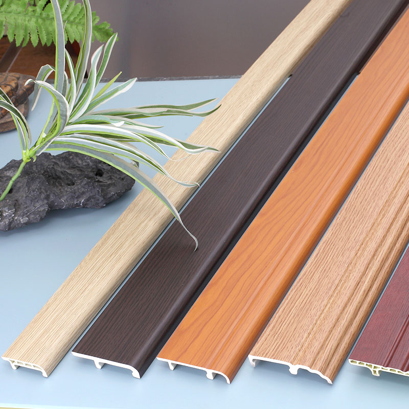 Rodap&eacute; branco de gr&atilde;o de madeira