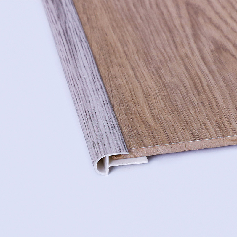 Tiras de borda de escada em PVC de gr&atilde;o de madeira