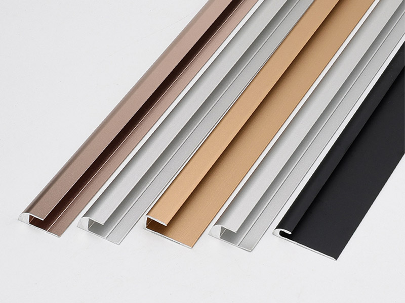  Guarni&ccedil;&otilde;es de piso laminado com moldagem em C