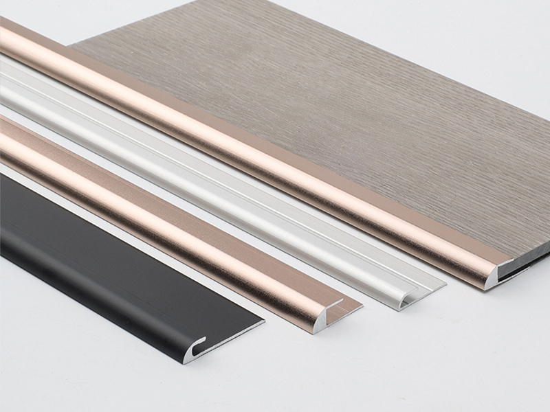 Acabamento de borda de piso em forma de C