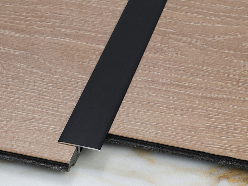 Acabamento de piso em liga de alum&iacute;nio em forma de T