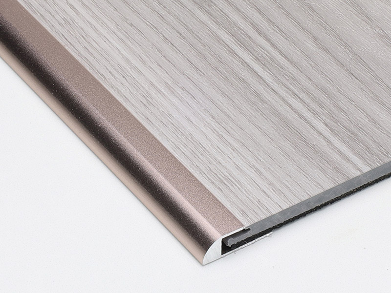 Faixa de borda de piso em forma de C em ouro rosa