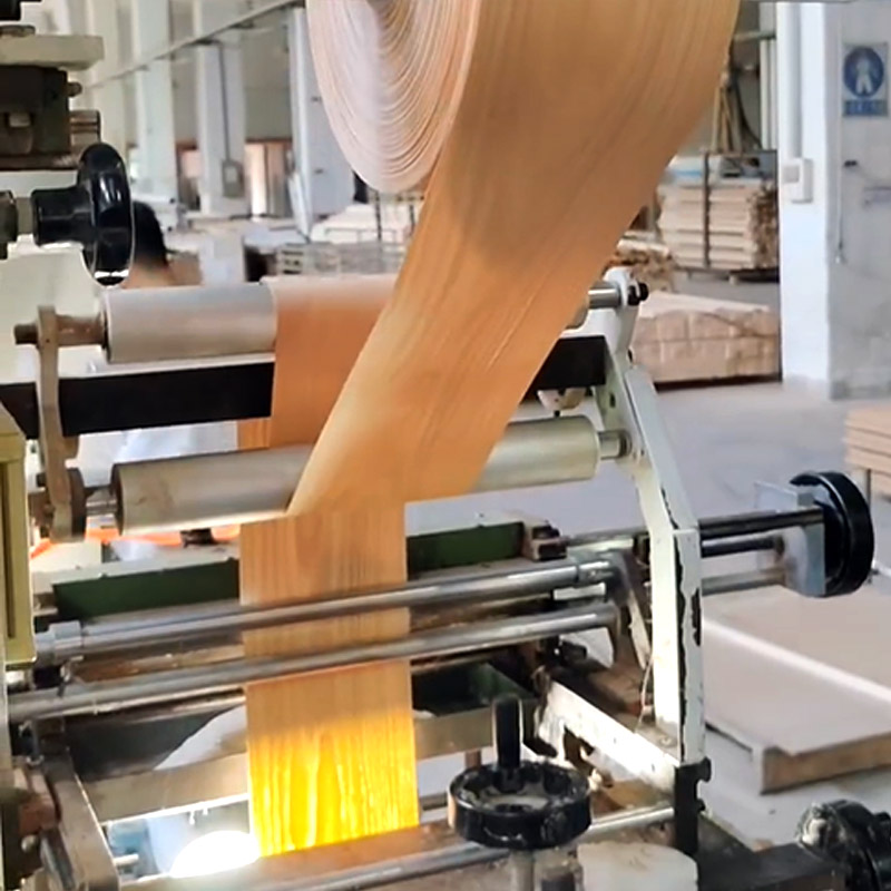 Qual é a diferença entre o revestimento com cola fria e o revestimento com cola quente para rodapés?