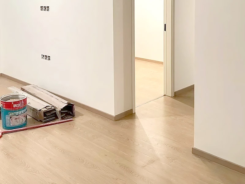 Os pisos de madeira devem combinar com os rodapés?