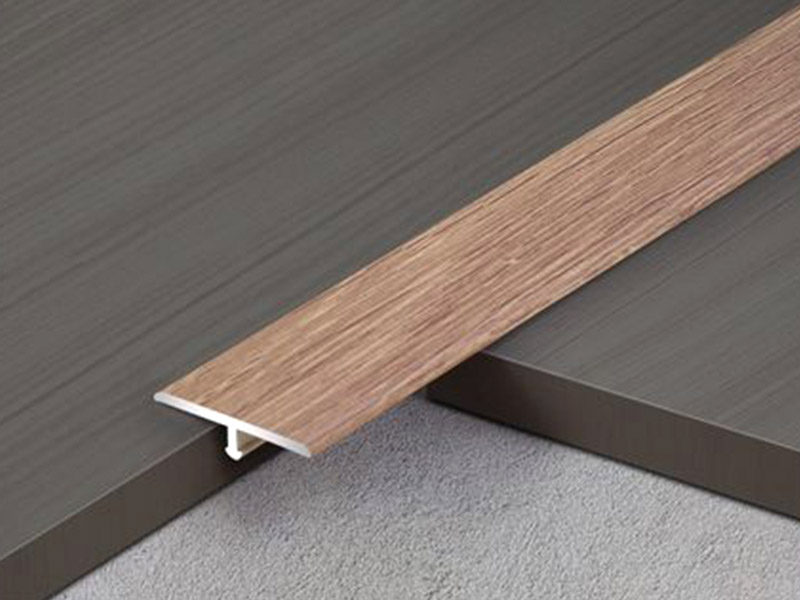 Como você instala uma tira de transição de Molding T?