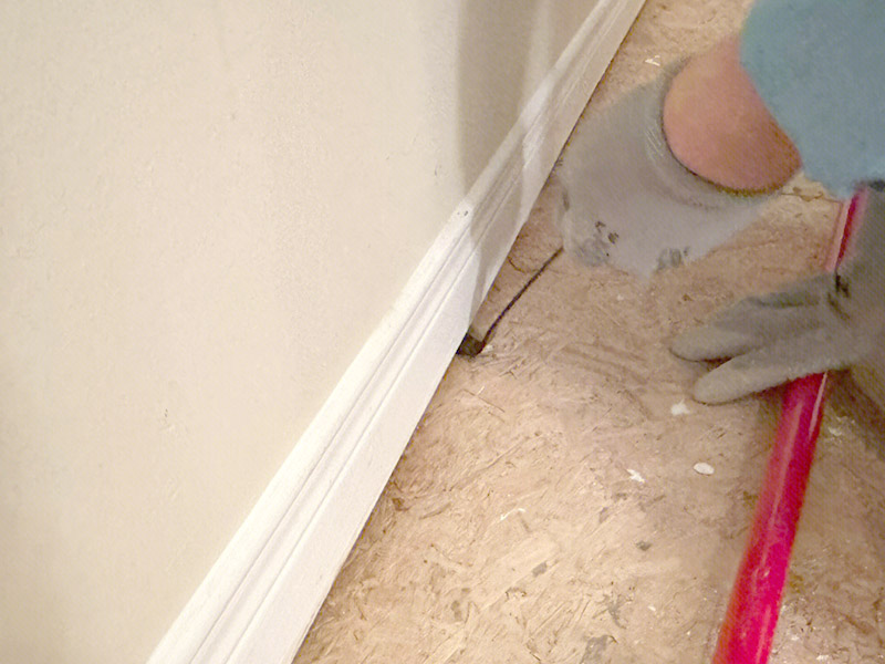 Como você remove o rodapé do drywall?