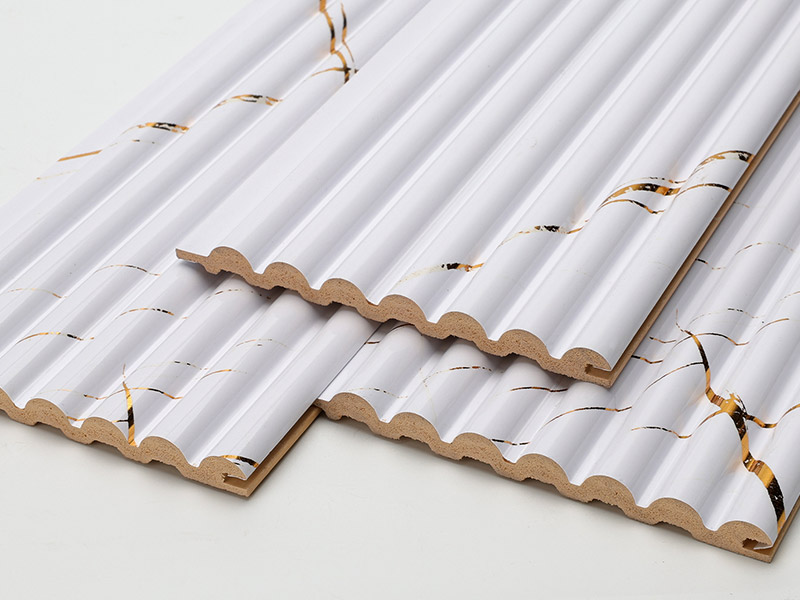 Painel de parede semi-redondo s&oacute;lido com acabamento em m&aacute;rmore branco dourado 105,5 * 8,5 mm 