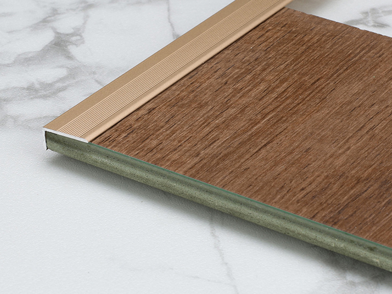 Acabamento de borda de piso de alum&iacute;nio em forma de L