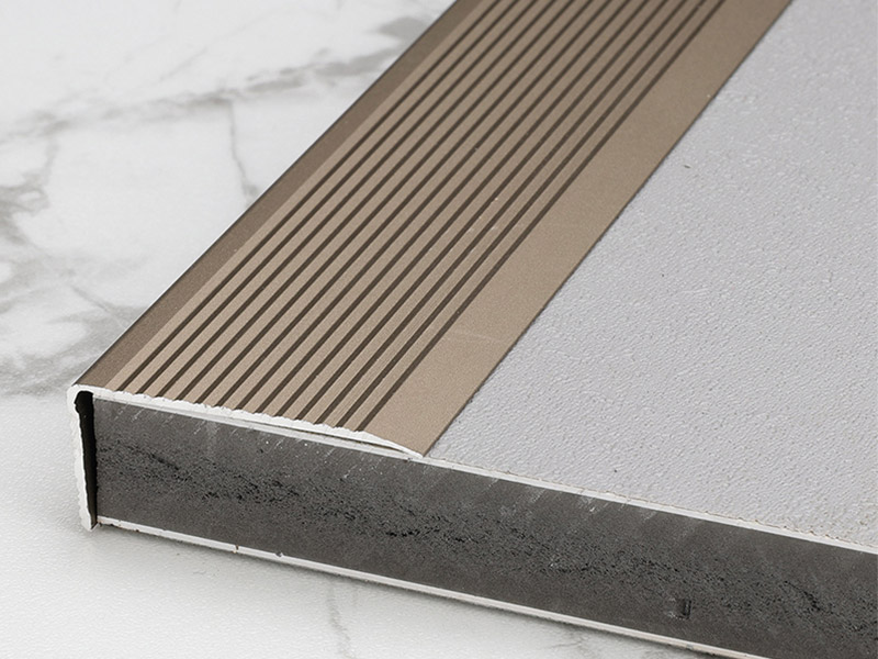 Acabamento da cobertura do piso em forma de L