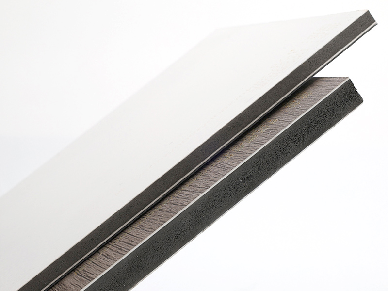 Qual é o material da placa de cristal de carbono?