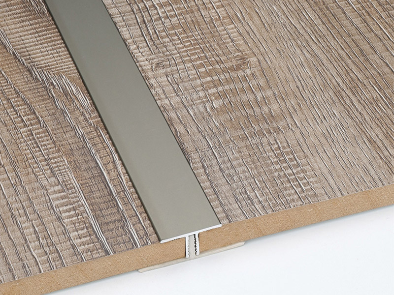 Faixa de transi&ccedil;&atilde;o para moldagem em T de alum&iacute;nio