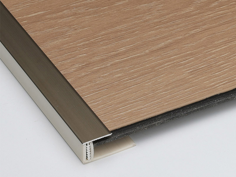 Faixa de transi&ccedil;&atilde;o de costuras de piso com moldagem em T offset