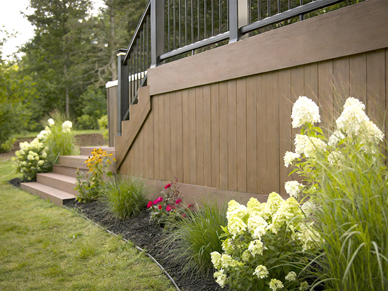 Ideias de rodapés de convés que melhoram a atratividade do meio-fio e escondem a desordem sob o convés