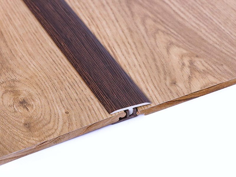 Como instalar a moldagem do piso T?