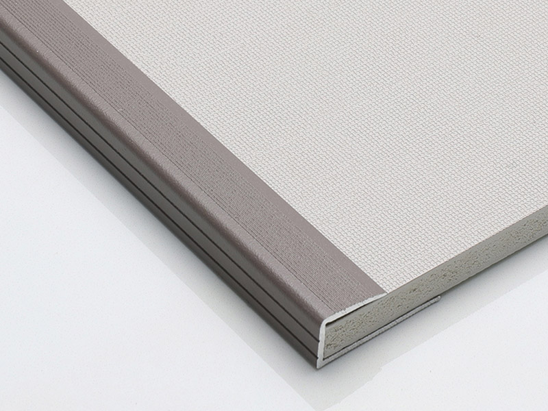  Guarni&ccedil;&otilde;es de piso laminado com moldagem em C