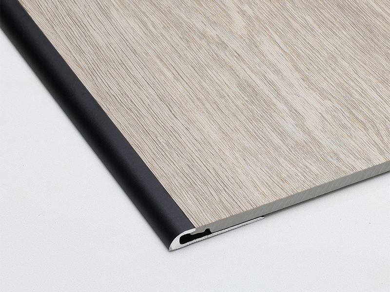 Acabamento de borda de piso em forma de C