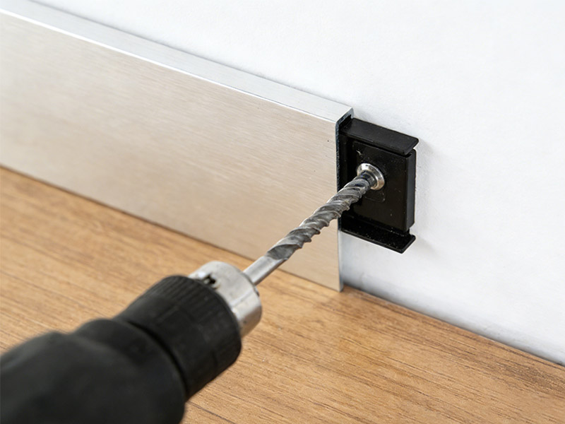 Instalação de rodapé de alumínio com clipes ou cola para linhas retas