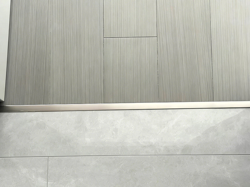 Preciso de uma faixa de transição entre madeira e azulejo?