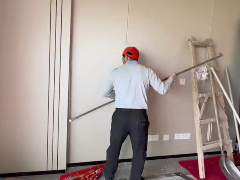 Como você remove painéis sem danificar as paredes?