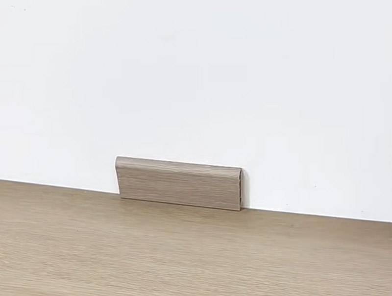 O piso SPC precisa de rodapé?