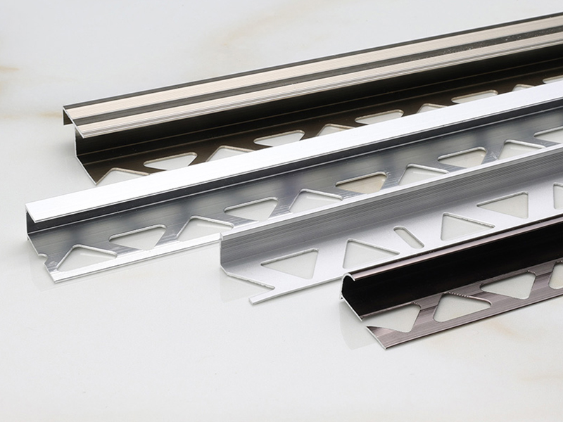  Guarni&ccedil;&atilde;o de telha de alum&iacute;nio em forma de L