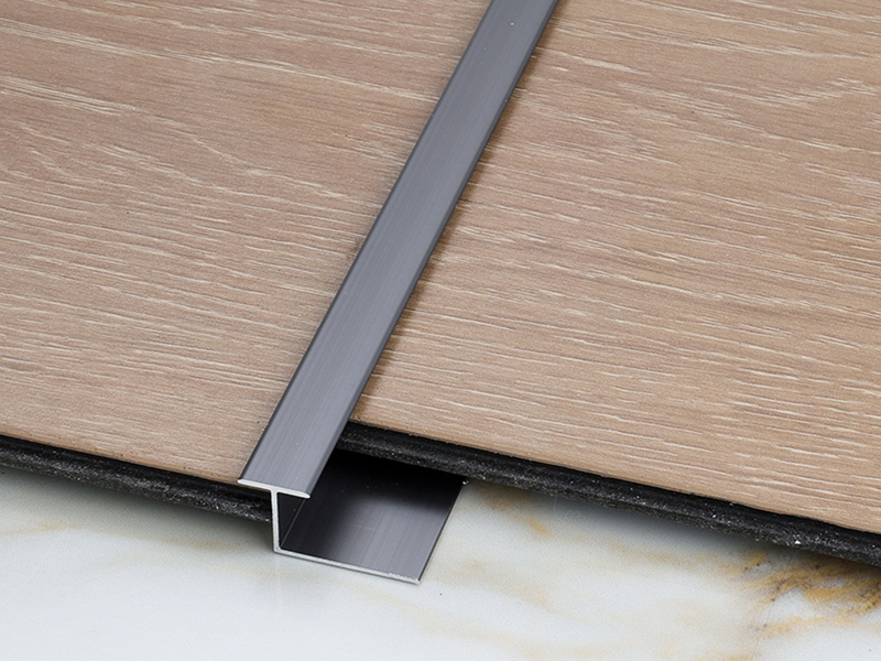 Acabamento de borda em forma de T