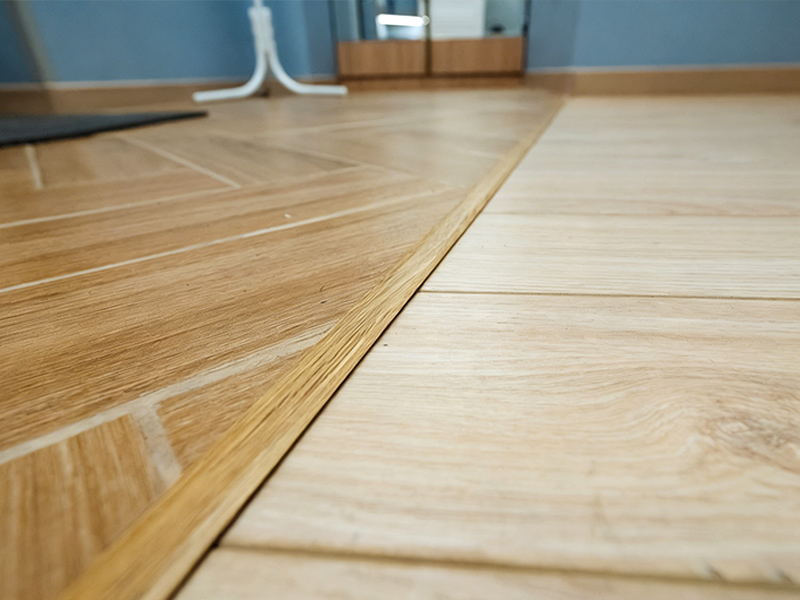 Quando devo usar faixas de transição para pisos?