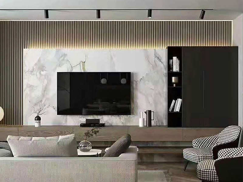 Como faço para fazer minha TV ficar bem na parede?