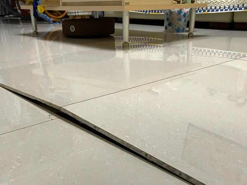 Como você repara a borda deformada dos ladrilhos?