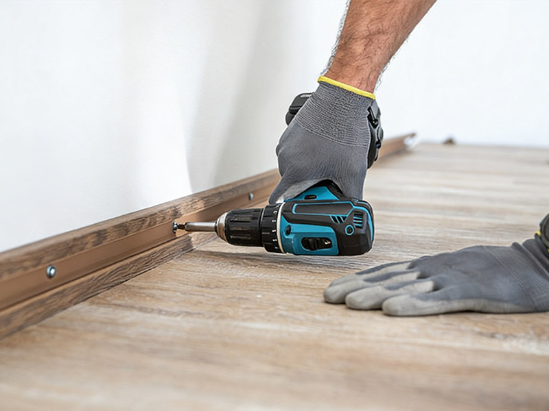 Tenho que pregar rodapés?