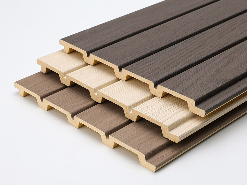 Pain&eacute;is de parede canelados de PVC com acabamento em madeira de 170 * 11 mm