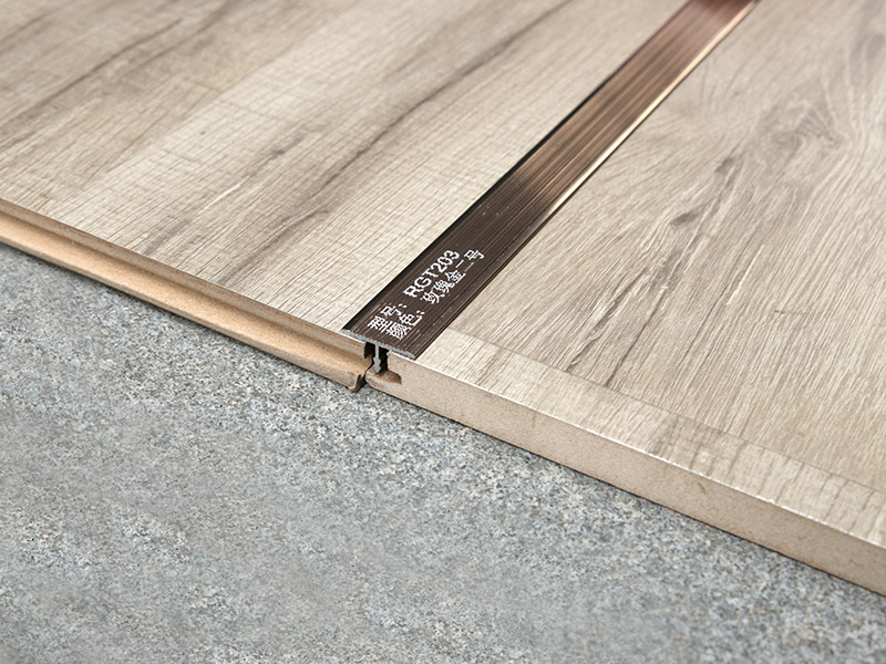 Guarni&ccedil;&atilde;o de alum&iacute;nio em forma de T