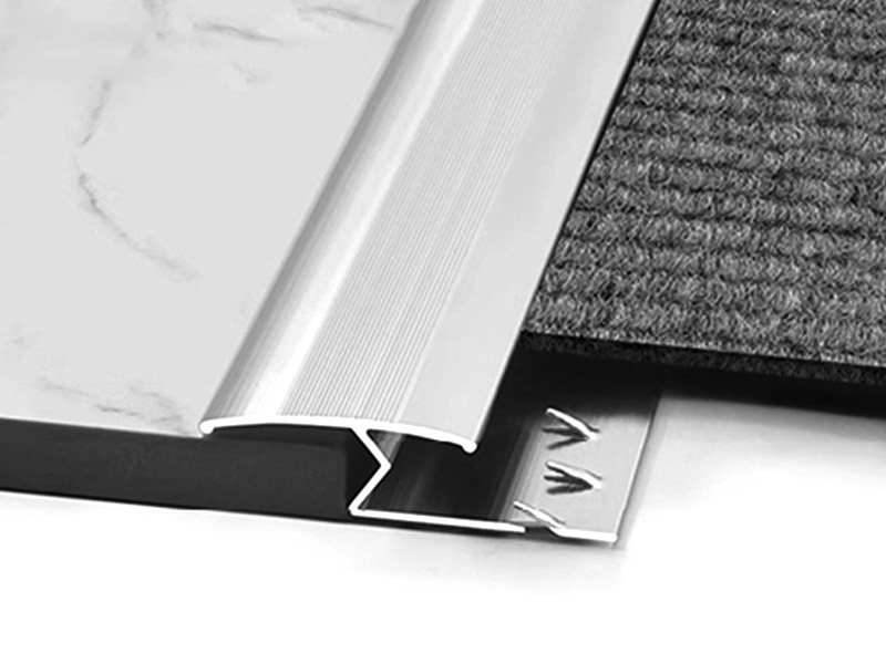 Como é chamada a faixa entre carpete e piso?