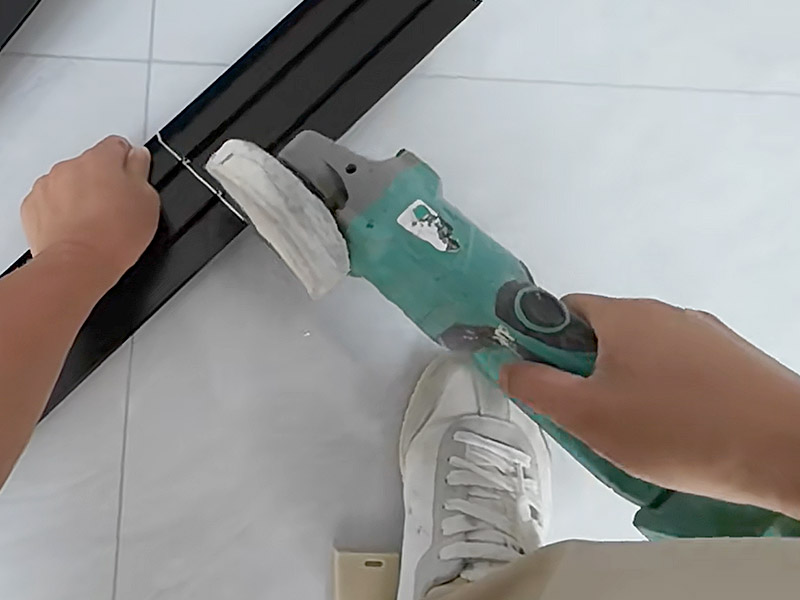 Como você ajusta o acabamento da telha de alumínio?