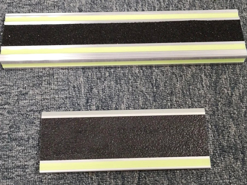 Faixa luminosa para nariz de escada