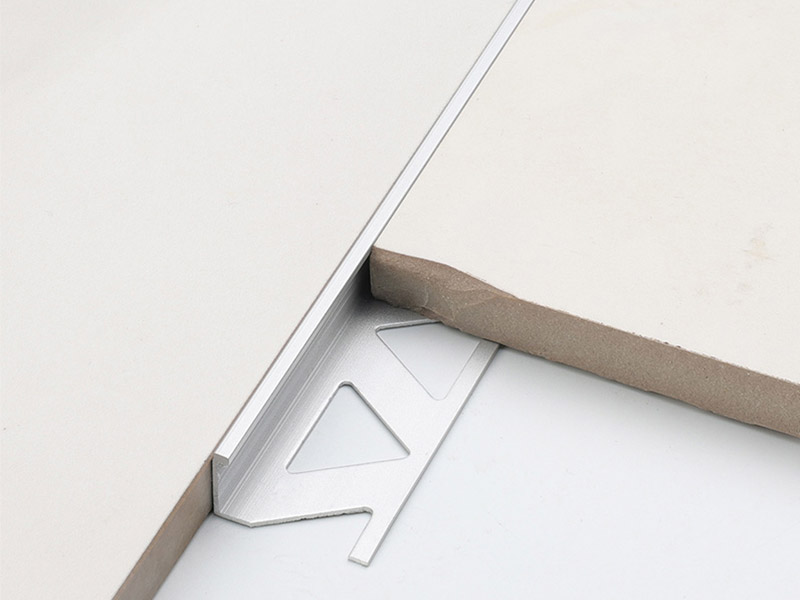  Guarni&ccedil;&atilde;o de telha de alum&iacute;nio em forma de L