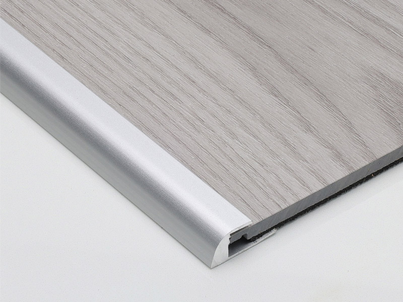 Acabamento de piso em forma de C