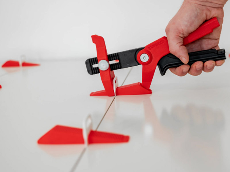 Como usar um sistema de nivelamento de ladrilhos ao colocar ladrilhos: um guia completo