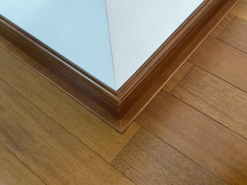 Os pisos de madeira precisam combinar com os rodapés?