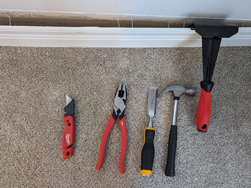 Posso instalar o carpete sem remover os rodapés?